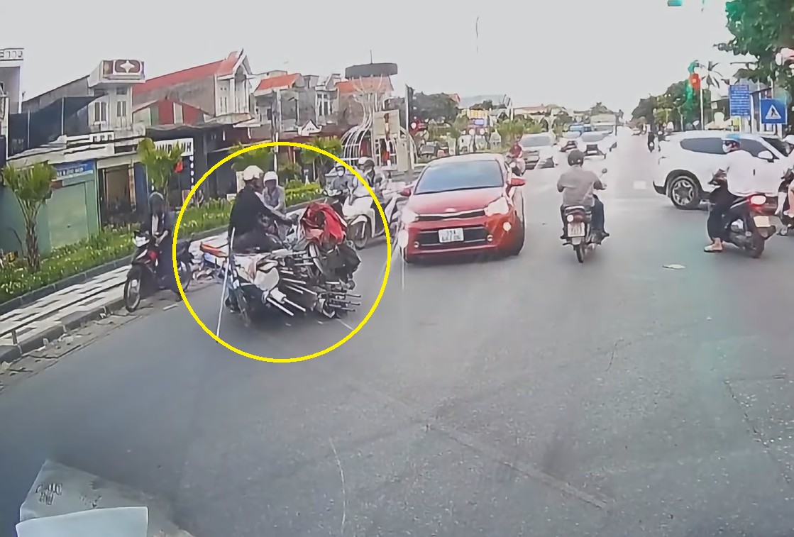Chở hàng cồng kềnh, lấn làn và tạt đầu xe, người đi xe máy ngã nhào còn tỏ vẻ định "ăn vạ"