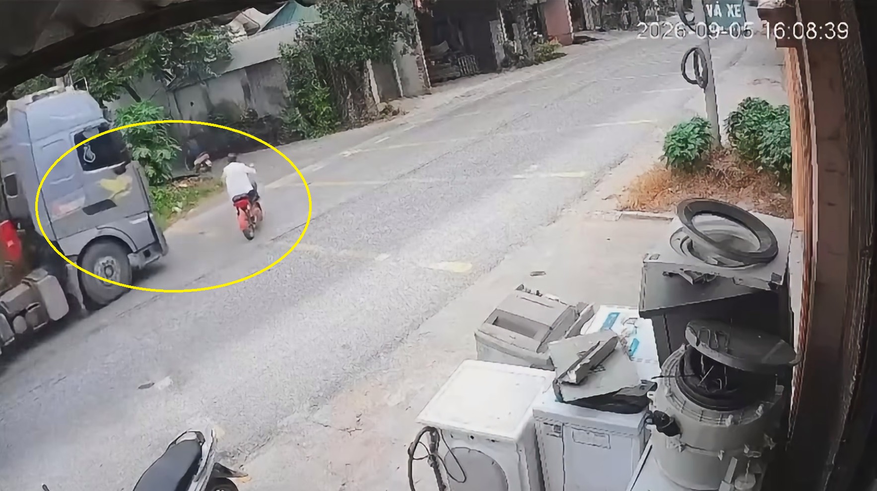 Video Xe điện sang đường không quan sát, va chạm với xe ben khiến 1 người tử vong tại chỗ