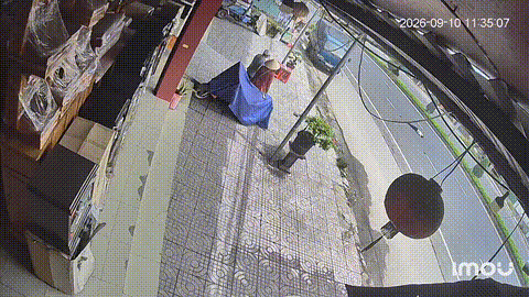Người đàn ông nghi có ý định tự tử, lao ra đường nhiều xe lớn qua lại bị ô tô tải cán qua