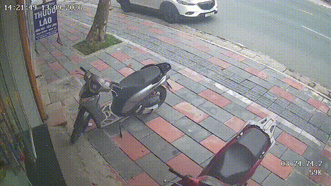 Người đi xe máy bị hất văng sau va chạm với ô tô tại Vĩnh Bảo, Hải Phòng