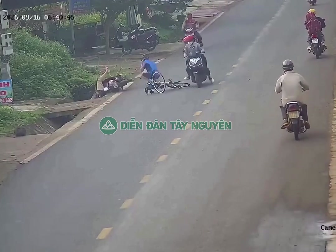 Xe máy đi ngược chiều tông trực diện vào người đi xe đạp