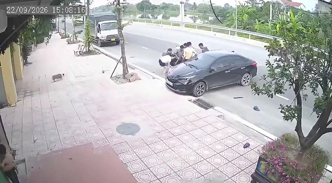 Ô tô sang đường ẩu va chạm với xe tự chế tại cổng thôn An Cư, Hải Phòng
