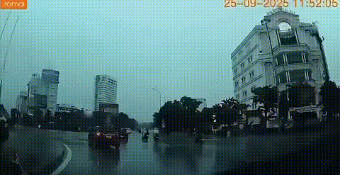 Sét đánh cháy đèn hậu xe máy tại vòng xuyến Đại Huệ, Vinh