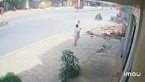 Sập cổng làng ở xã Hương Khê, Hà Tĩnh vào xe máy khiến một bé trai lớp 3 bị thương nặng