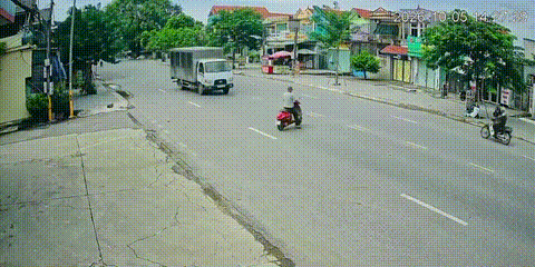 Xe điện qua đường bỗng khựng lại giữa đường, va chạm với xe tải