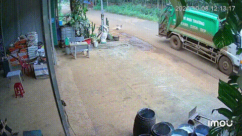 TNGT giữa xe máy và xe ô tô chở rác tại Nghĩa Thắng, Kiến Đức, Lâm Đồng