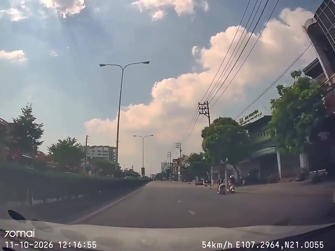 Em nhỏ lao ra đường va chạm với xe máy