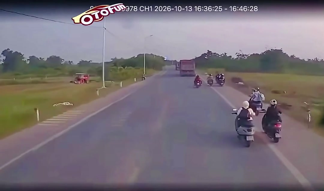 Nhóm người dàn hàng rồi tạt đầu xe máy khiến người đi xe máy va chạm với ô tô, tử vong tại chỗ