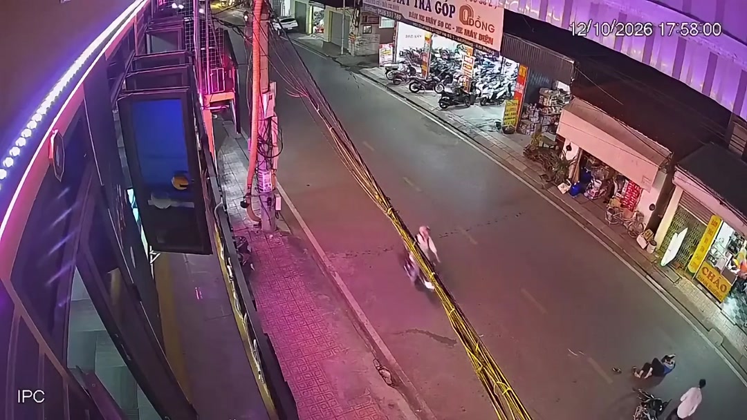 Xe máy tông trúng người đi bộ sang đường