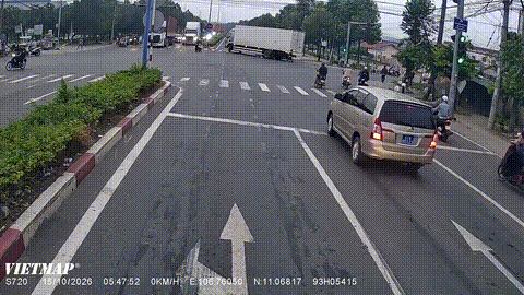 Tài xế lái ô tô tải va chạm với một phụ nữ đi xe đạp điện