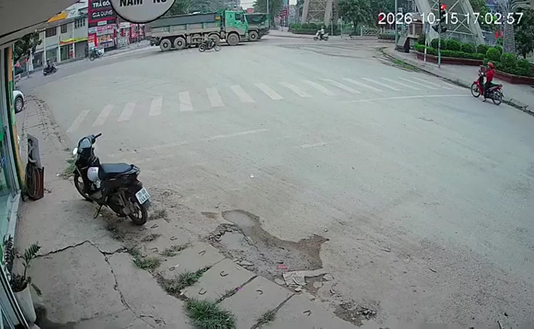 Xe chở đất va chạm với xe máy khiến 1 người tử vong