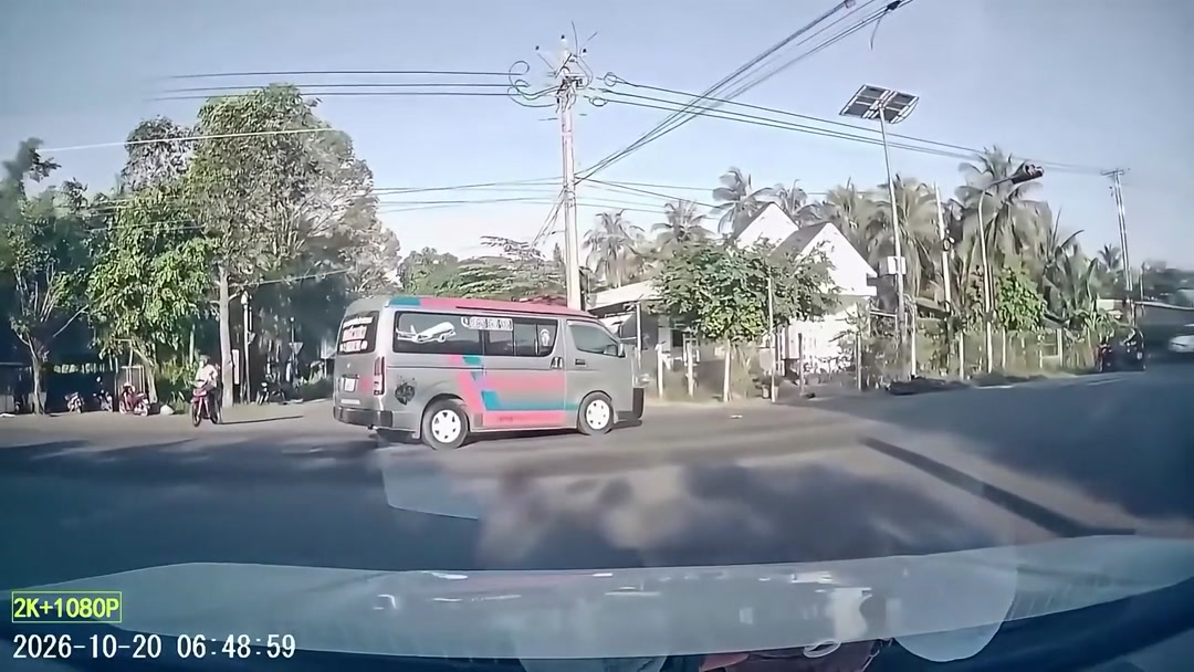 Xe cứu thương qua ngã tư va chạm với người đi xe máy