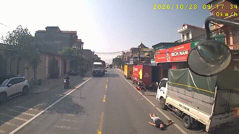 Xe máy bất ngờ vượt lên trước xe container, va chạm với xe tải rồi ngã ra đường